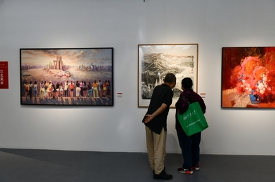 觀(guān)眾駐足欣賞展覽作品。陳驊攝